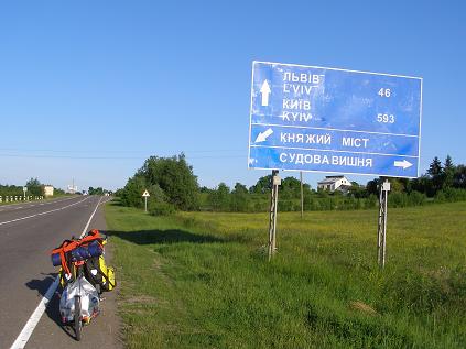 Das erste Straßenschild nach der Grenze